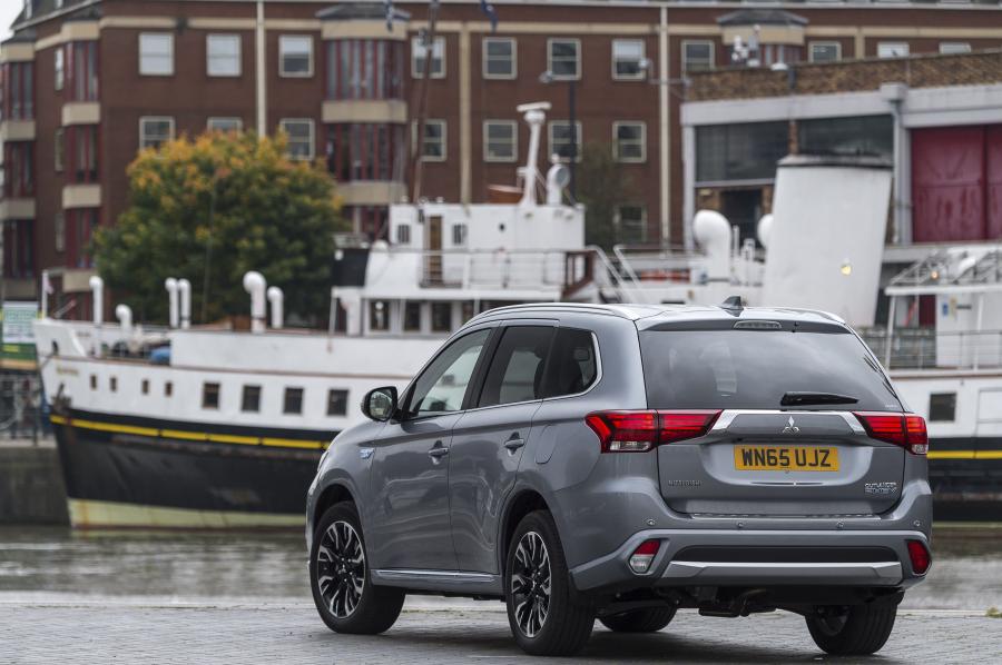  Mitsubishi Outlander PHEV 2015 года  (UK) (фото 30 из 31)